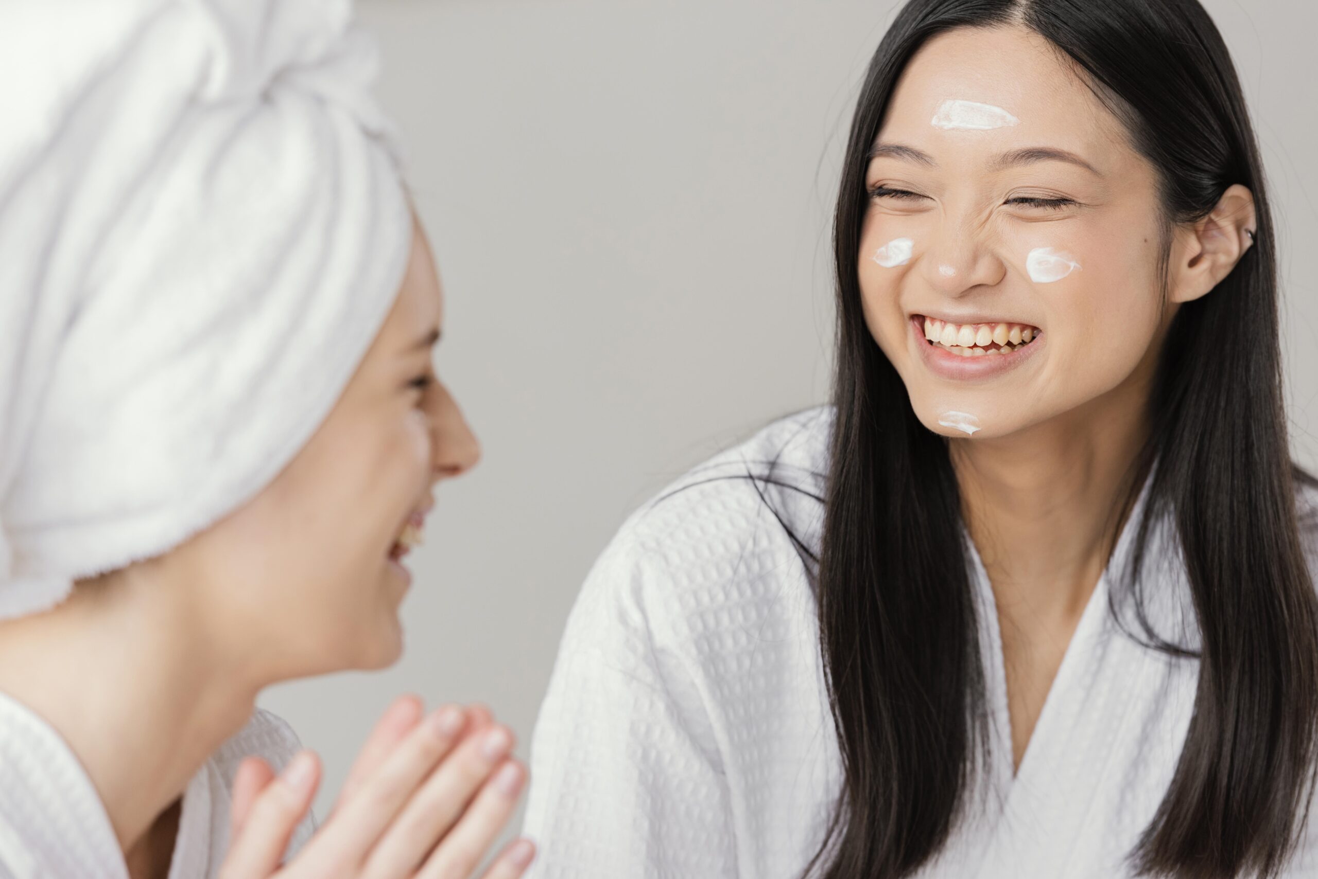 best-friends-having-beauty-treatment-home
